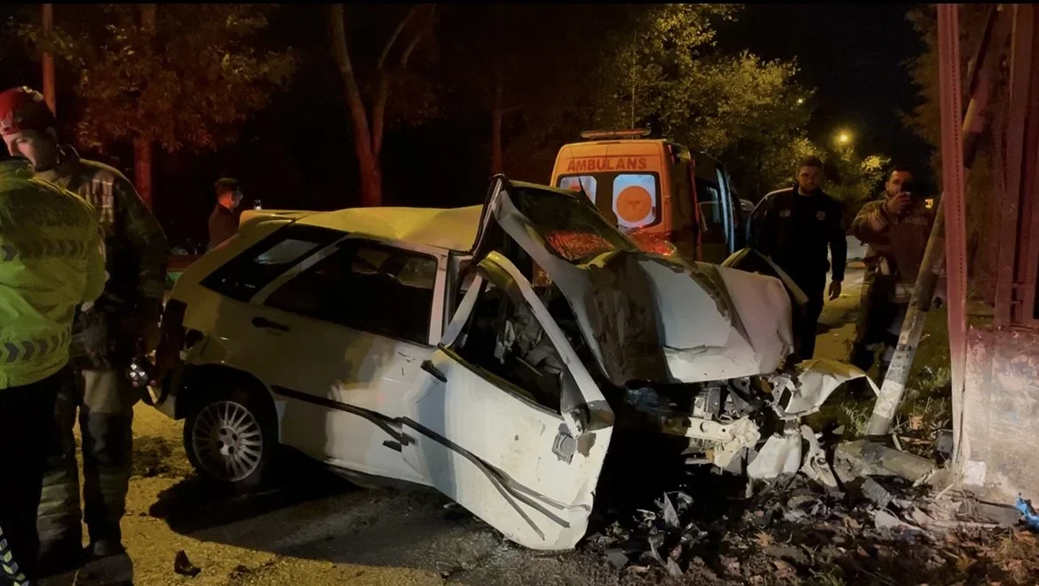 Bursa Osmangazi'de duvara çarpan otomobilin sürücüsü ağır yaralandı