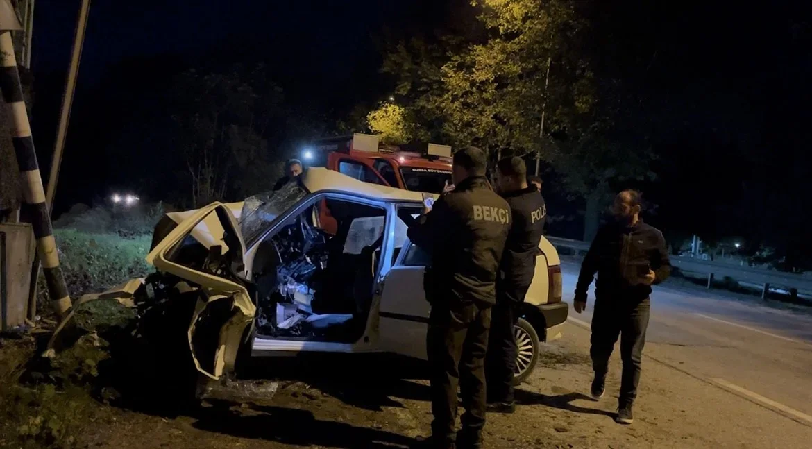 Bursa Osmangazi'de duvara çarpan otomobilin sürücüsü ağır yaralandı