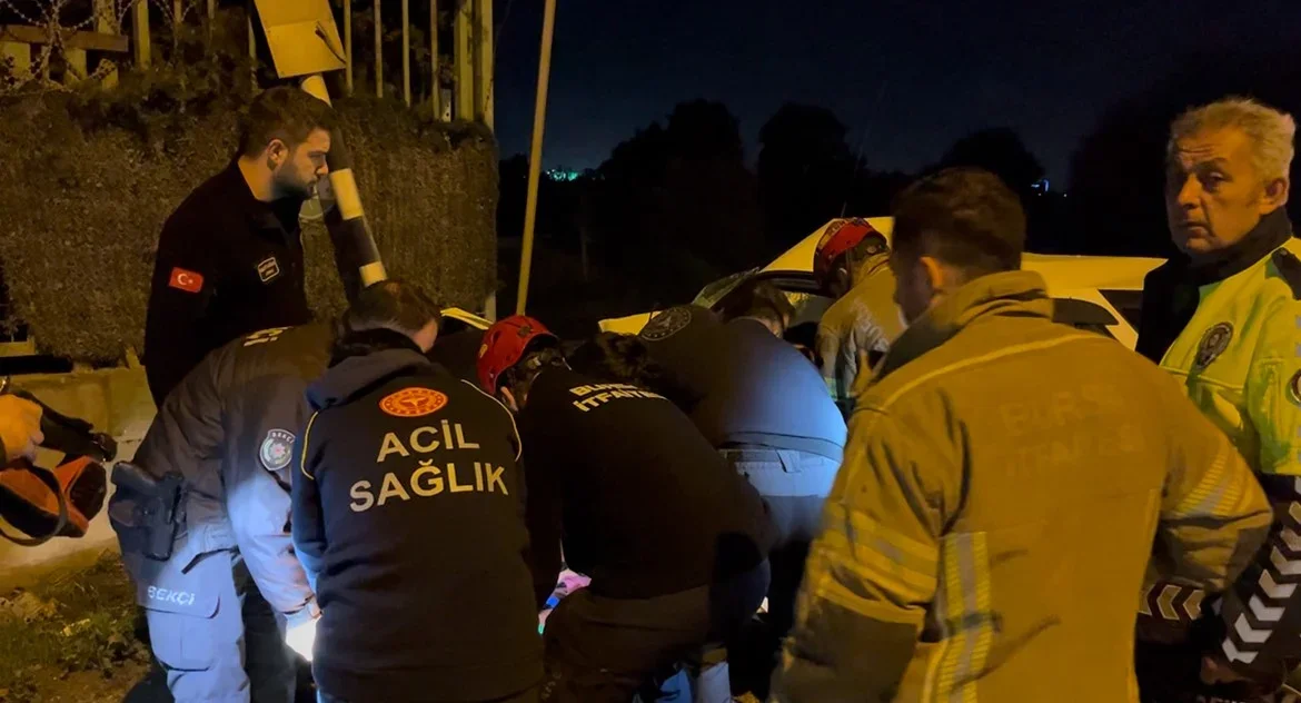 Bursa Osmangazi'de duvara çarpan otomobilin sürücüsü ağır yaralandı