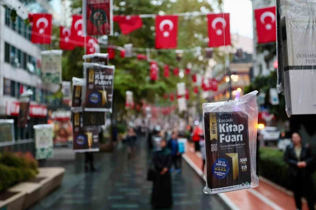 Kocaeli Kitap Fuarı öncesi İzmit'te ağaçlara 5 bin kitap asıldı