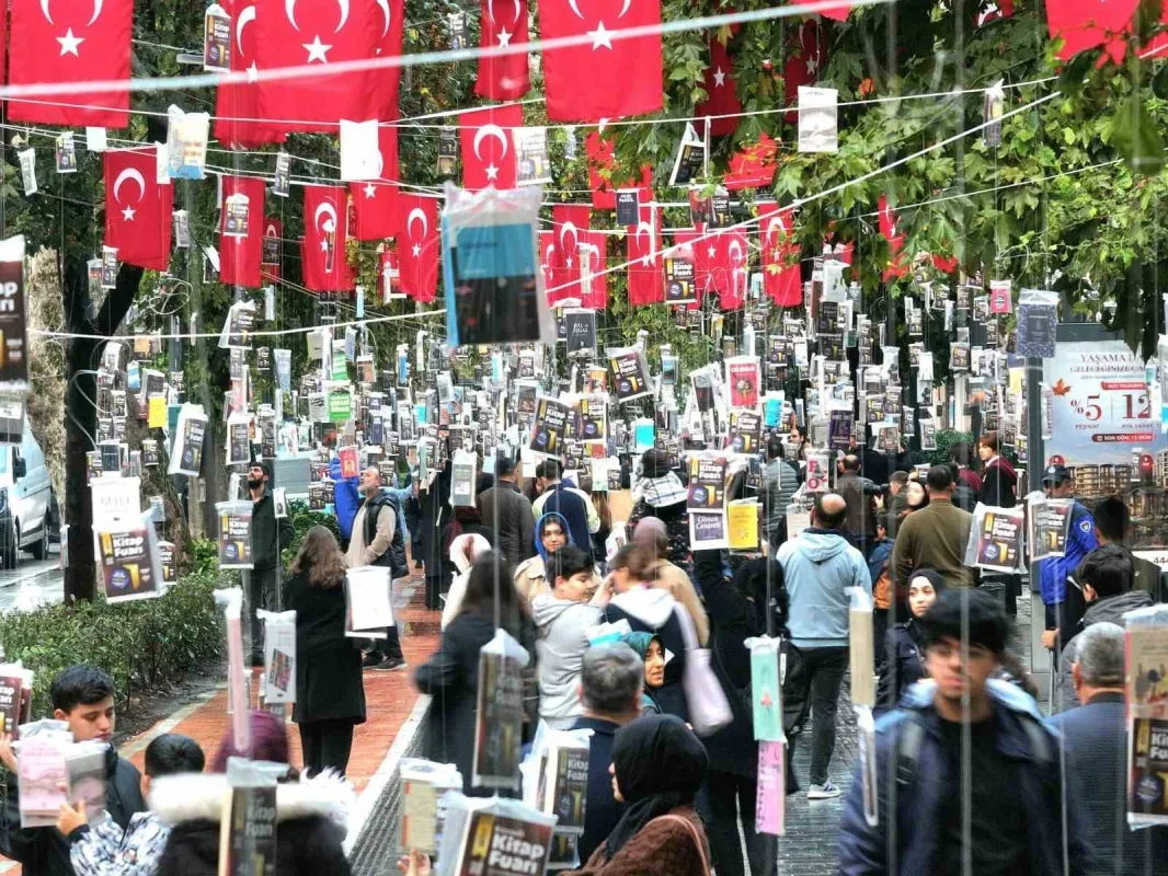 Kocaeli Kitap Fuarı öncesi İzmit'te ağaçlara 5 bin kitap asıldı
