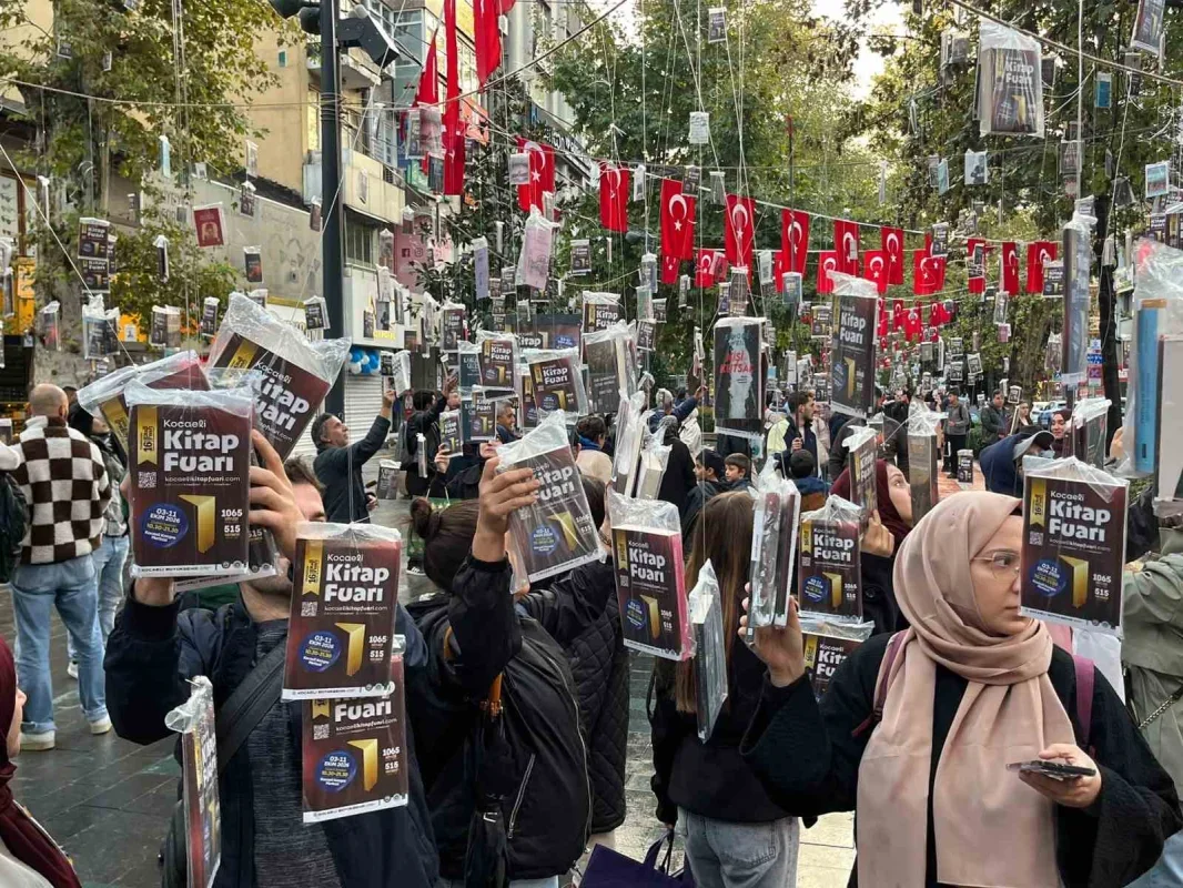 Kocaeli Kitap Fuarı öncesi İzmit'te ağaçlara 5 bin kitap asıldı