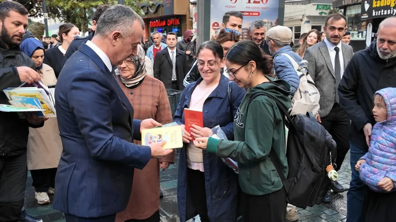 Kocaeli Kitap Fuarı öncesi İzmit'te ağaçlara 5 bin kitap asıldı