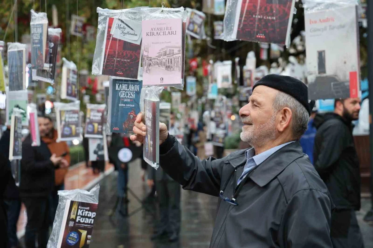 Kocaeli Kitap Fuarı öncesi İzmit'te ağaçlara 5 bin kitap asıldı
