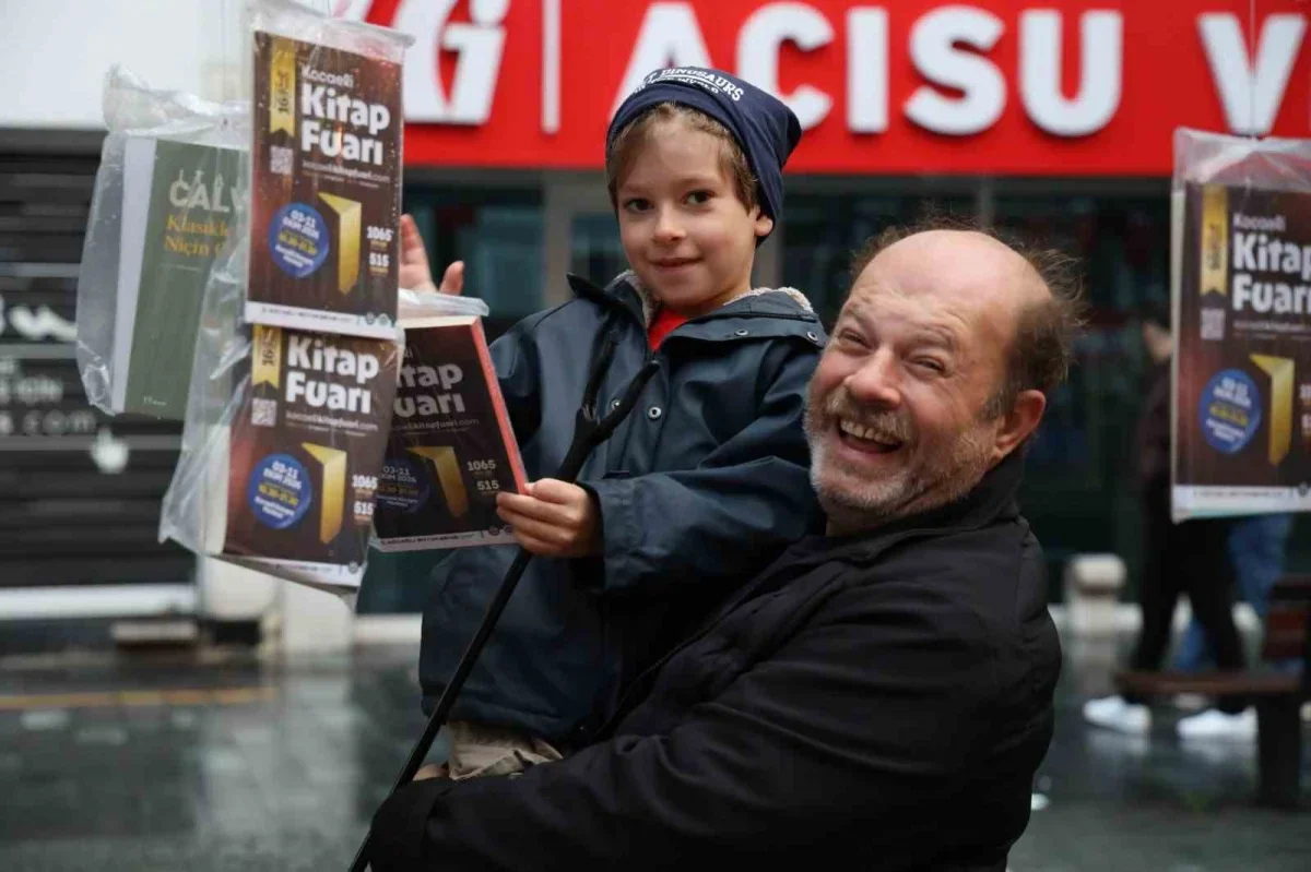 Kocaeli Kitap Fuarı öncesi İzmit'te ağaçlara 5 bin kitap asıldı