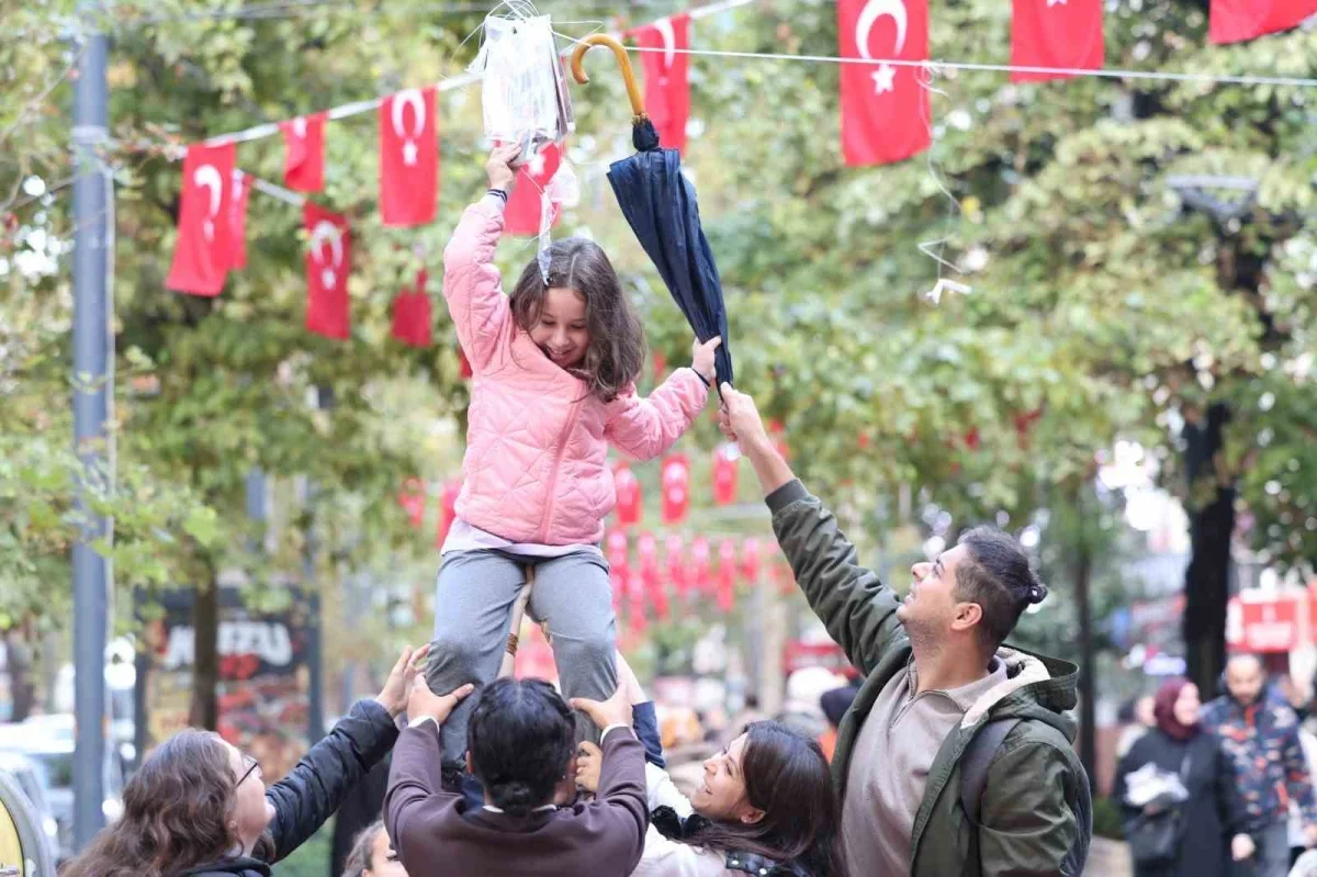 Kocaeli Kitap Fuarı öncesi İzmit'te ağaçlara 5 bin kitap asıldı