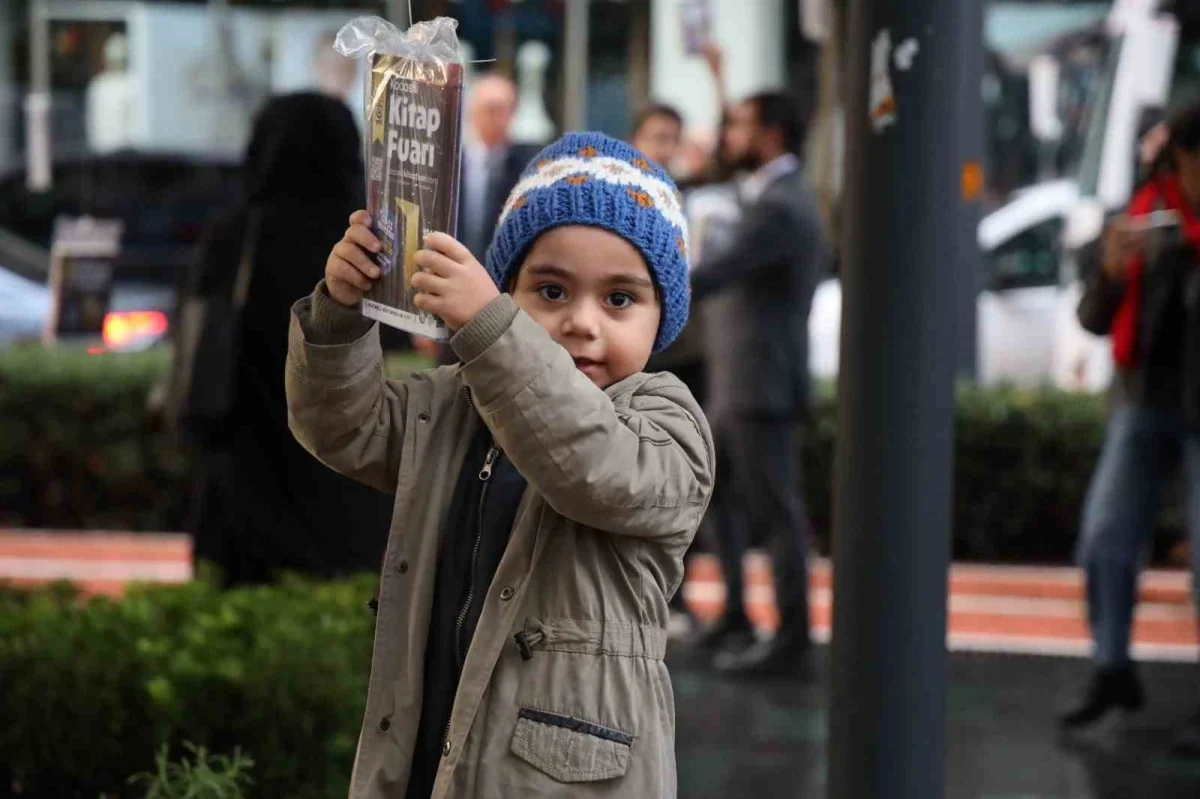 Kocaeli Kitap Fuarı öncesi İzmit'te ağaçlara 5 bin kitap asıldı