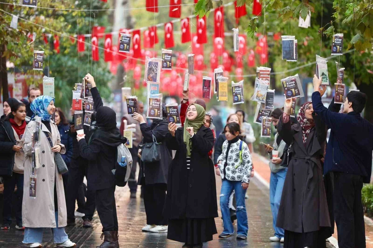 Kocaeli Kitap Fuarı öncesi İzmit'te ağaçlara 5 bin kitap asıldı