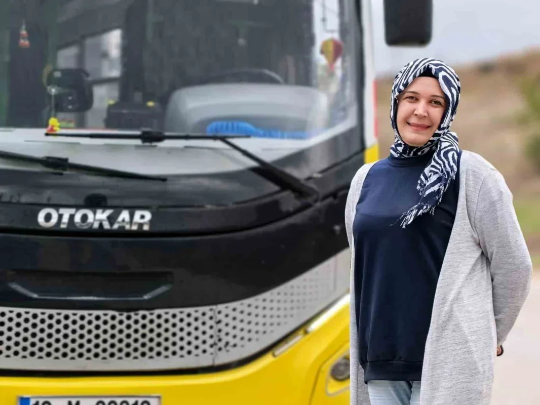Yasemin Alıç İnegöl'de fenalaşan yolcu için 112'yi aradı