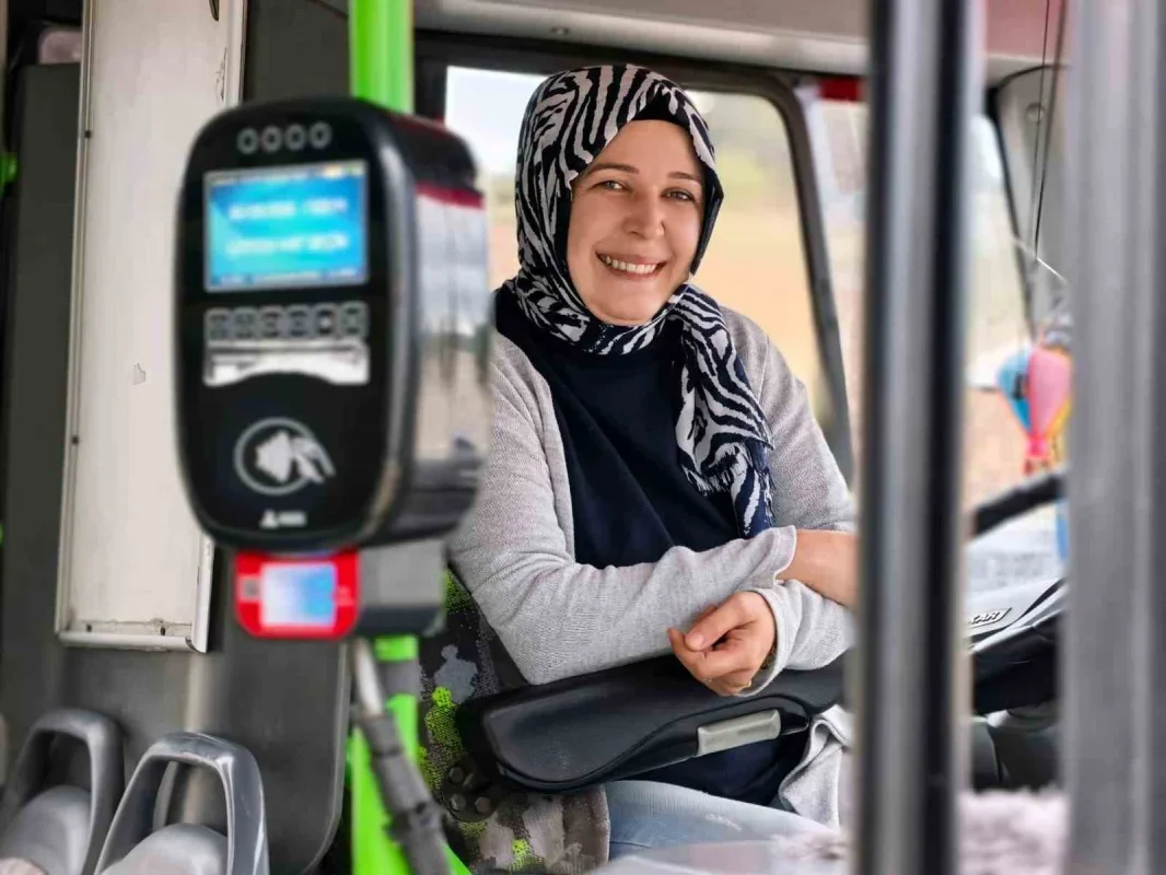 Yasemin Alıç İnegöl'de fenalaşan yolcu için 112'yi aradı