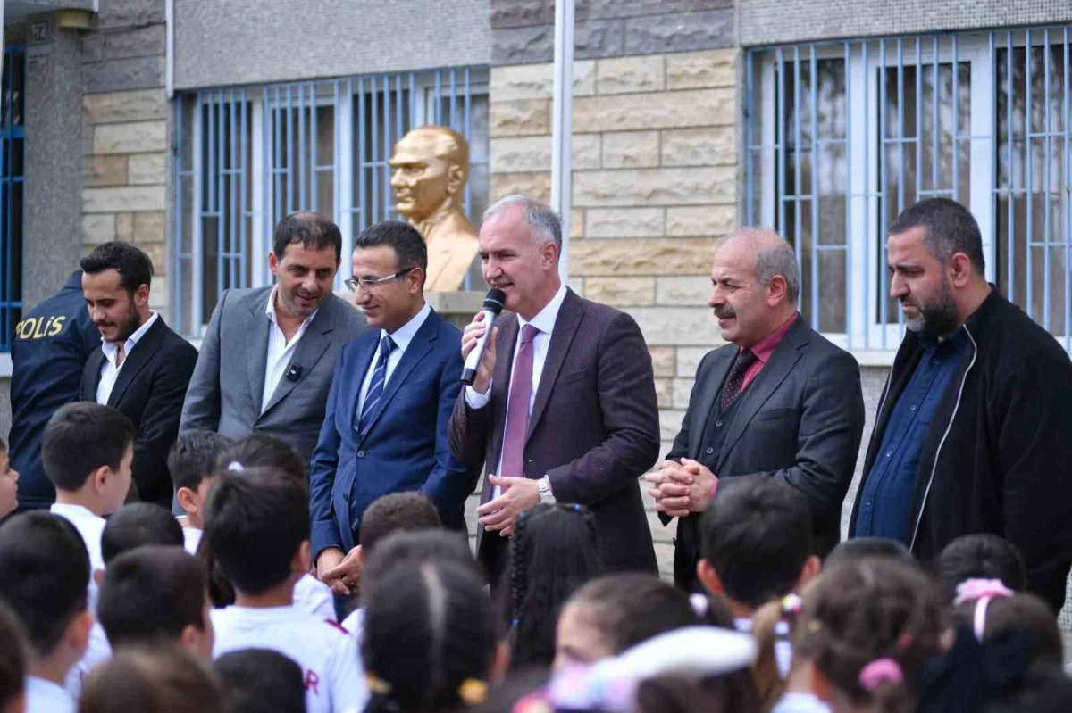 İnegölspor forması Yeniceköy'de 750 öğrenciye teslim edildi