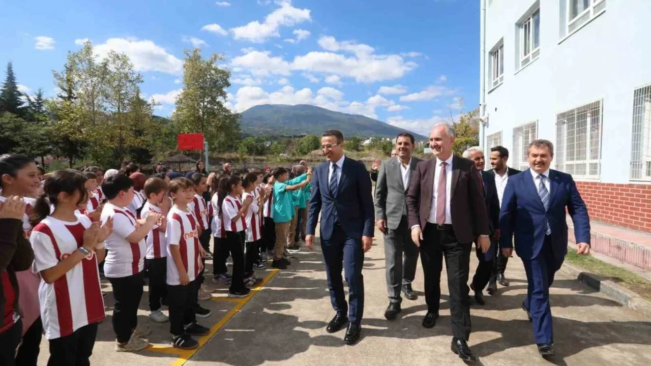 İnegölspor forması Yeniceköy'de 750 öğrenciye teslim edildi
