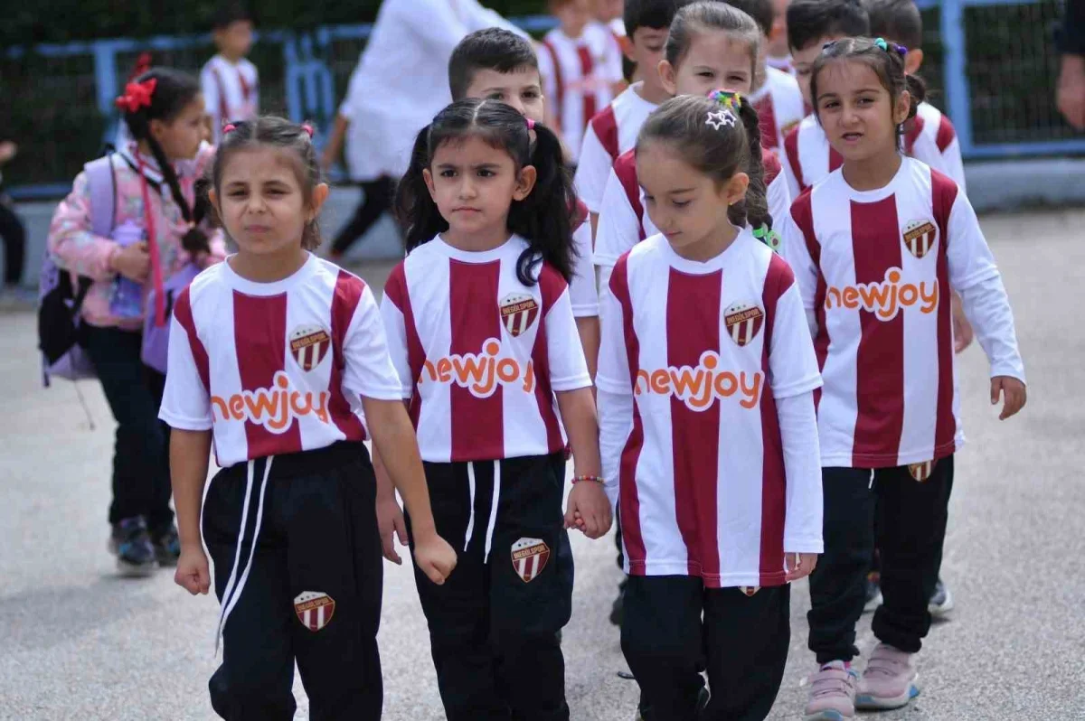 İnegölspor forması Yeniceköy'de 750 öğrenciye teslim edildi