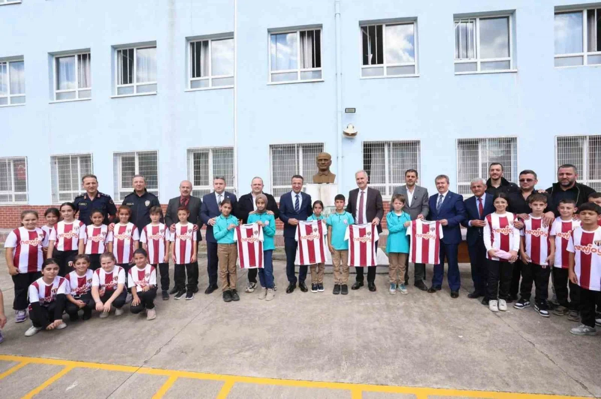 İnegölspor forması Yeniceköy'de 750 öğrenciye teslim edildi