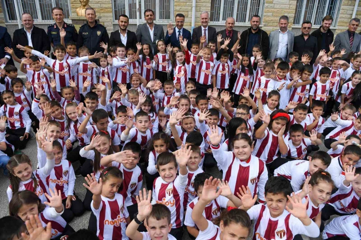 İnegölspor forması Yeniceköy'de 750 öğrenciye teslim edildi