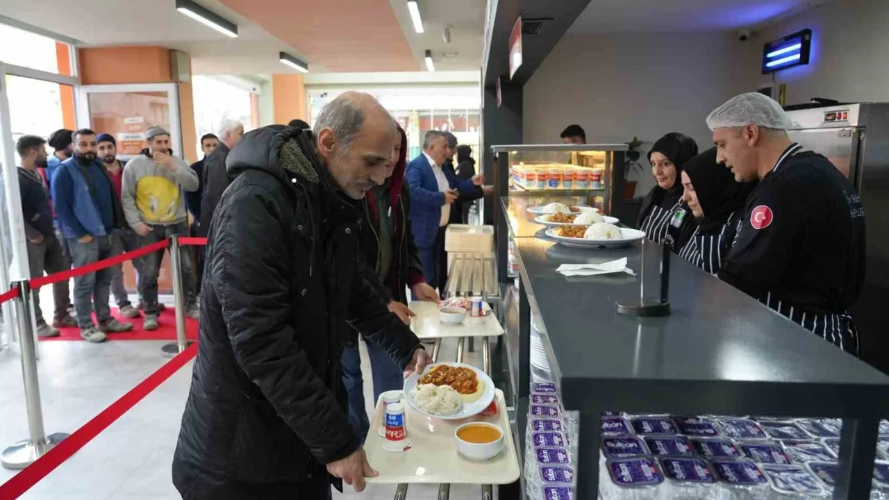 Bahçelievler Belediyesi: Ekmek 10 TL, yemek 55 TL satılıyor
