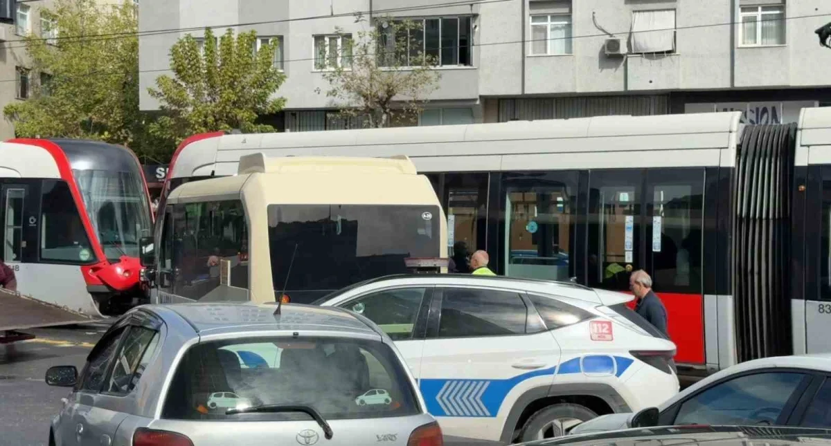Güngören'de tramvay minibüse çarptı: 4 kişi yaralandı