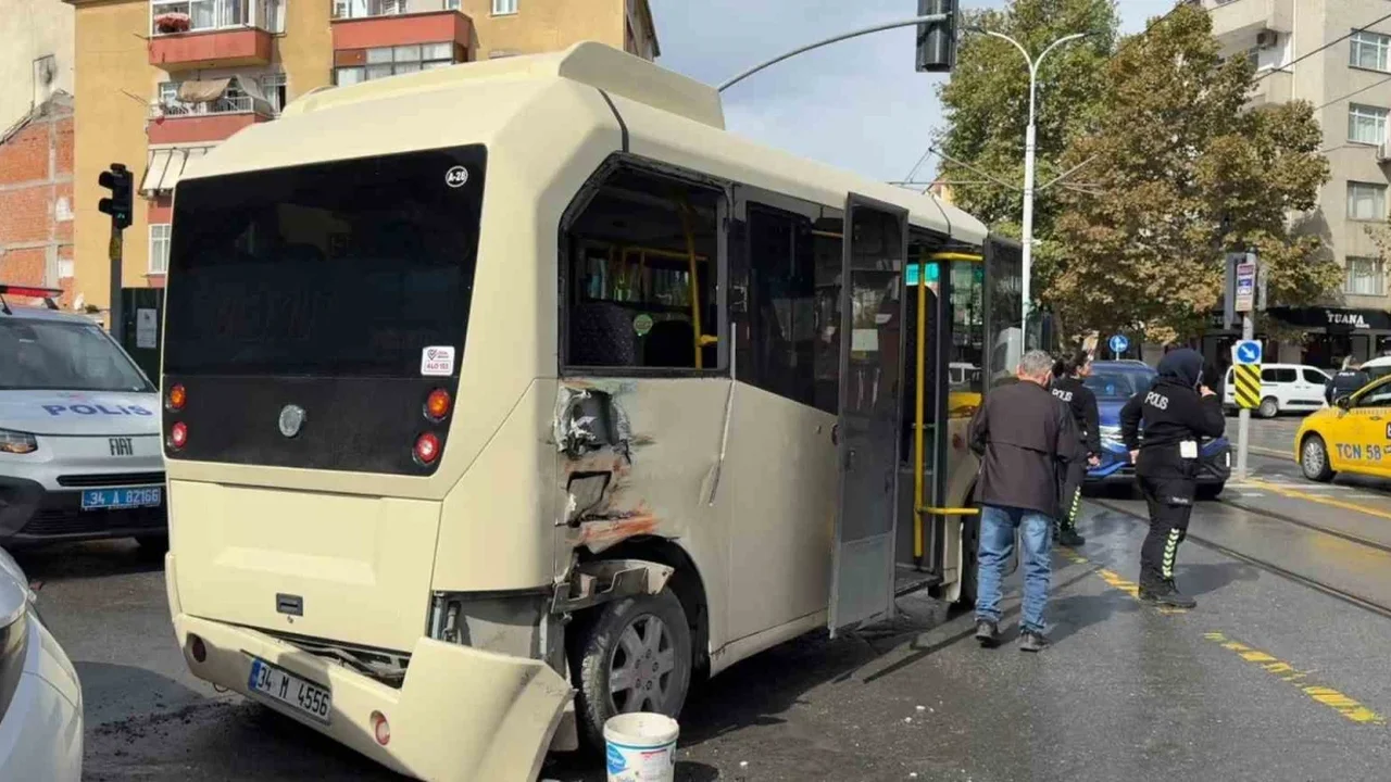Güngören'de tramvay minibüse çarptı: 4 kişi yaralandı