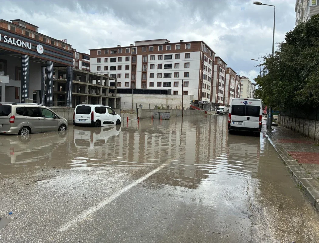 Çerkezköy'de sağanak: Kızılpınar Caddesi'nde su 50 santimetreye ulaştı