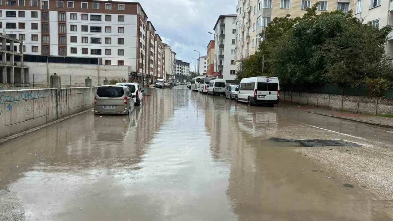 Çerkezköy'de sağanak: Kızılpınar Caddesi'nde su 50 santimetreye ulaştı