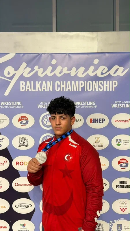 Bursa Belediyesporlu güreşçiler Balkan Şampiyonası'nda 3 madalya aldı