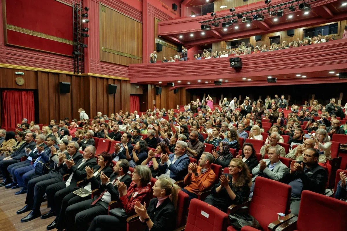 Bursa Şehir Tiyatrosu 20. yılını prömiyerle açtı