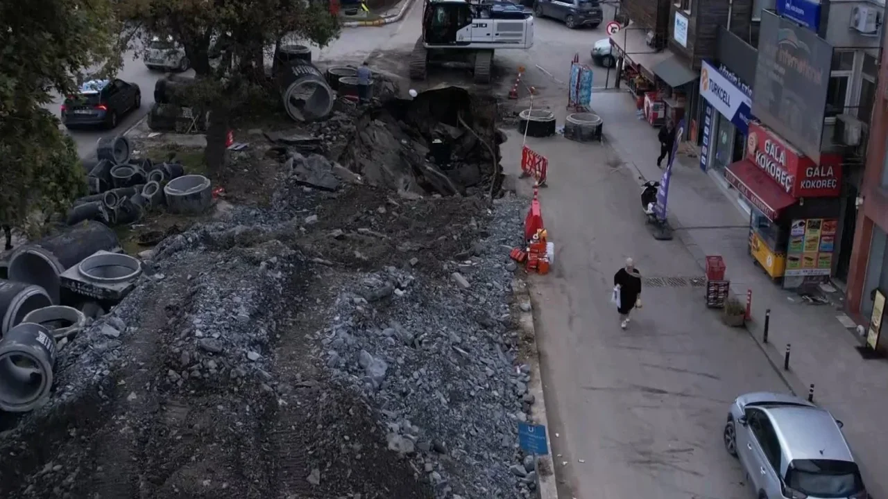 Eyüpsultan Bulvarı'nda kısmi göçük: Trafik yoğunluğu oluştu