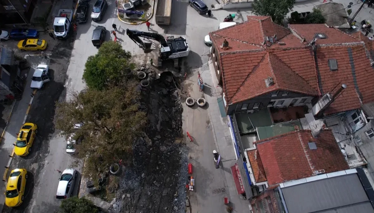 Eyüpsultan Bulvarı'nda kısmi göçük: Trafik yoğunluğu oluştu
