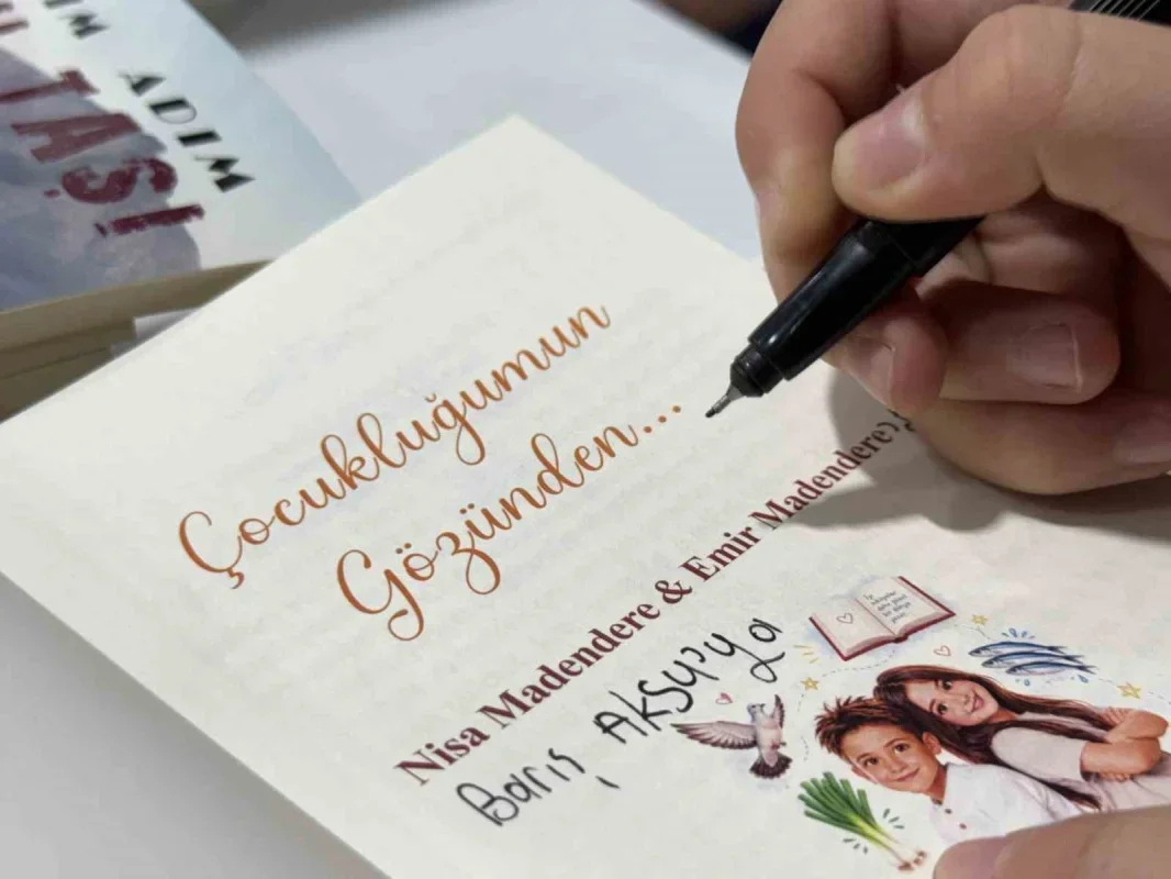 Kocaeli Kitap Fuarı'nda ikiz yazarlar 4 bin 800 kitap okudu