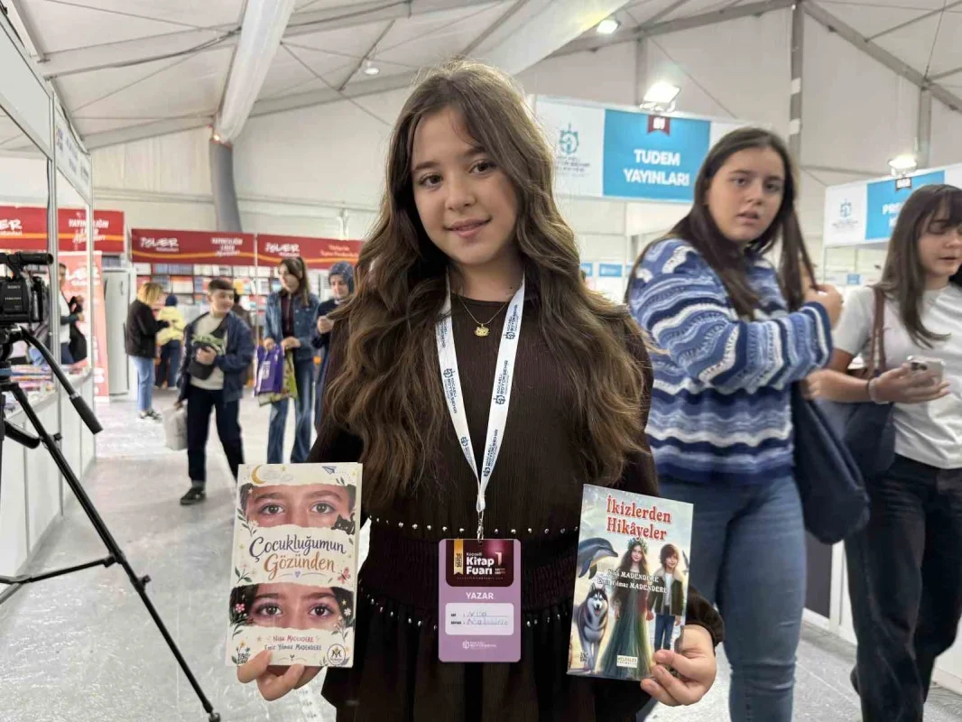 Kocaeli Kitap Fuarı'nda ikiz yazarlar 4 bin 800 kitap okudu