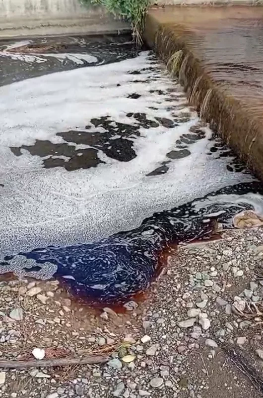 Yalova'da kırmızı renkli su Marmara Denizi'ne döküldü