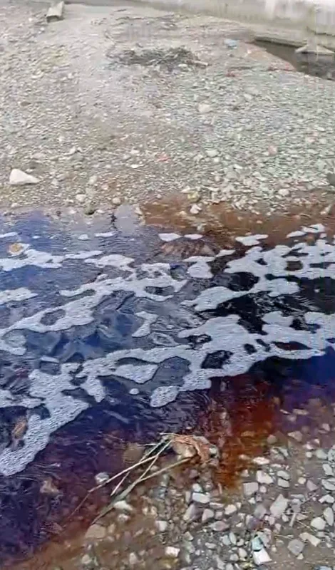 Yalova'da kırmızı renkli su Marmara Denizi'ne döküldü