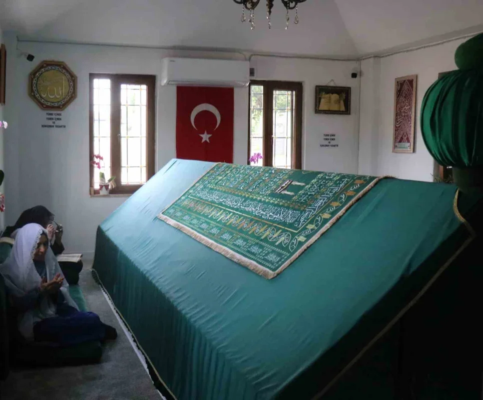 Sakar Baba Türbesi Sakarya'da ziyaretçilerine huzur veriyor