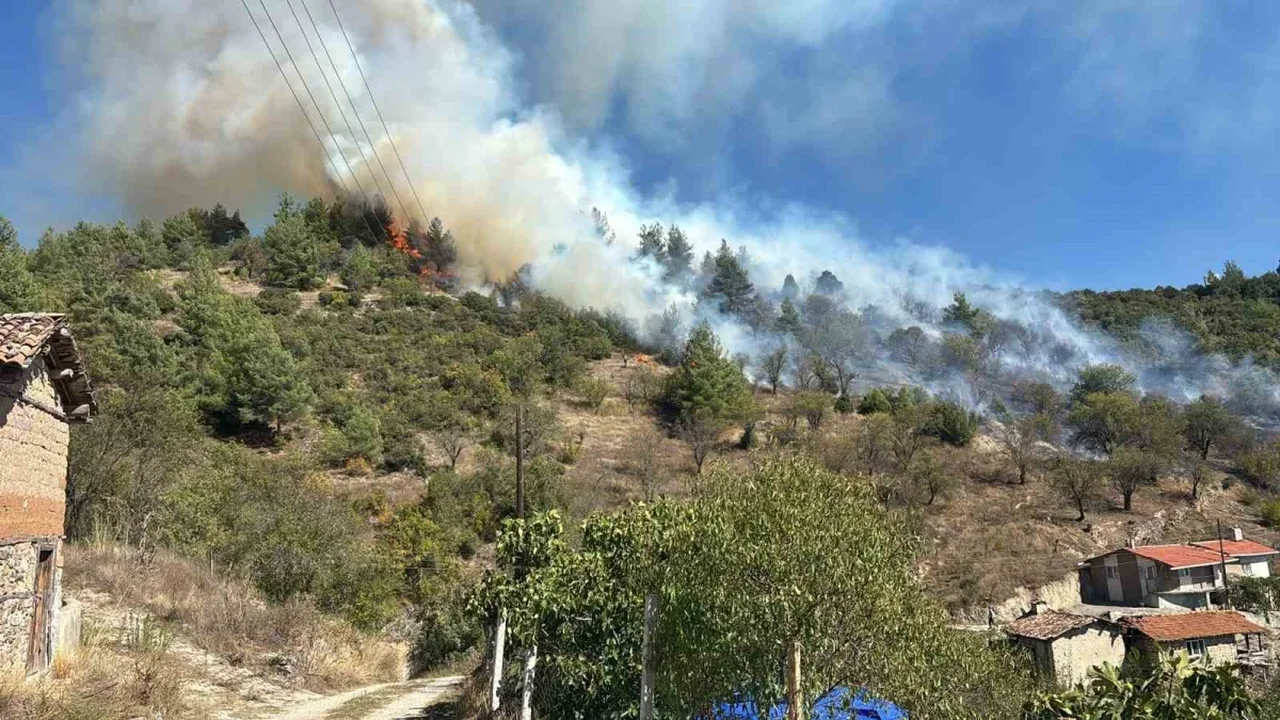 Büyükorhan orman yangınına havadan ve karadan müdahale sürüyor