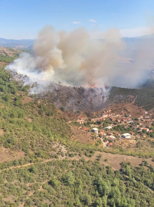 Büyükorhan orman yangınına havadan ve karadan müdahale sürüyor