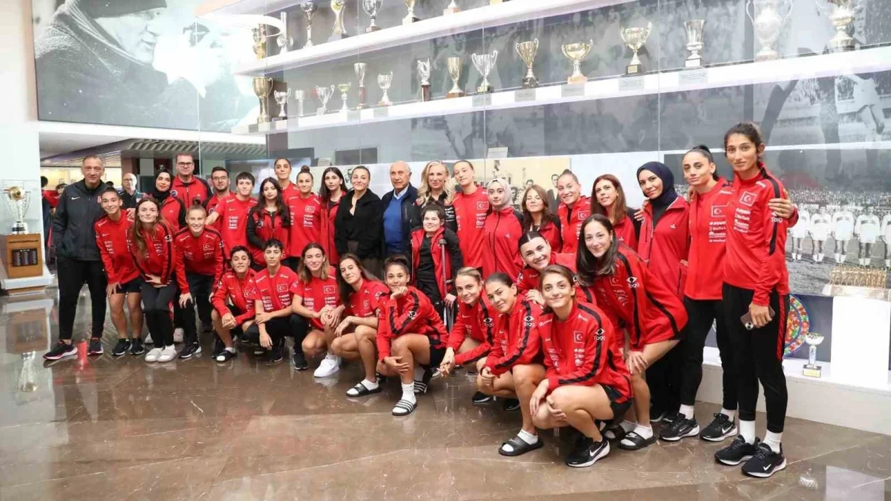 A Milli Kadın Futbol Takımı kampına Riva'da anlamlı ziyaret