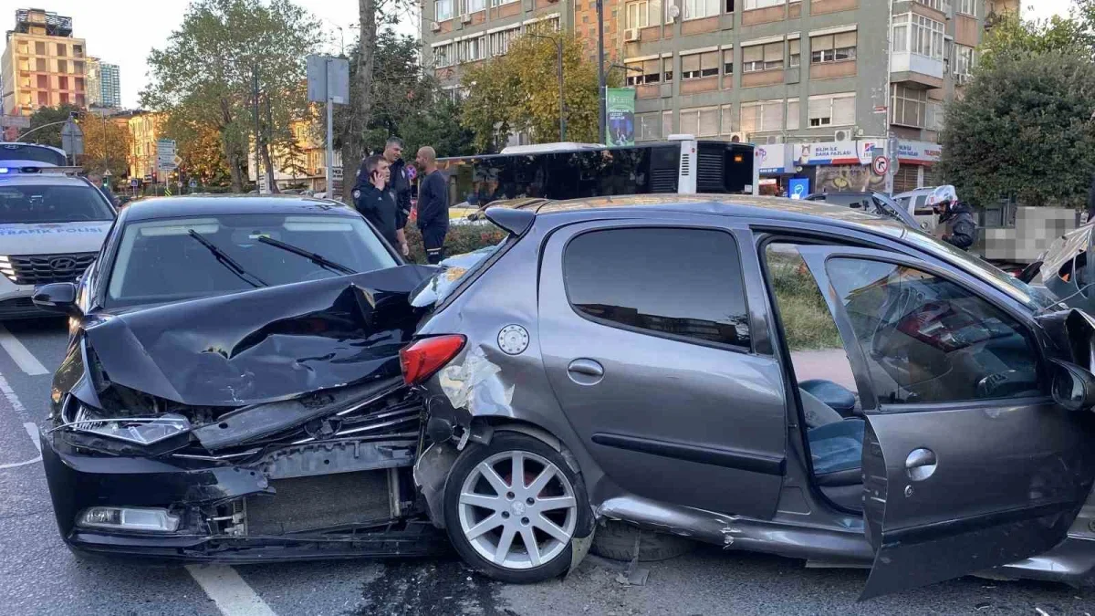 Beşiktaş Barbaros Bulvarı'nda 5 araç çarpıştı: 2 yaralı