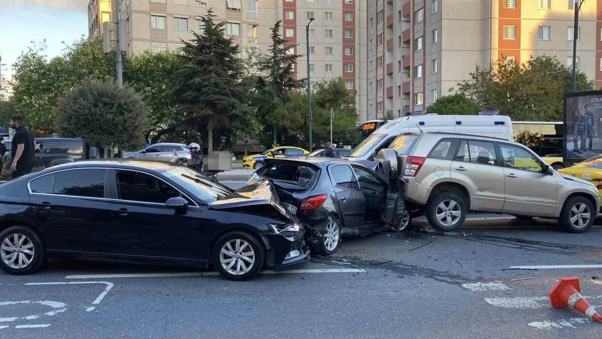 Beşiktaş Barbaros Bulvarı'nda 5 araç çarpıştı: 2 yaralı