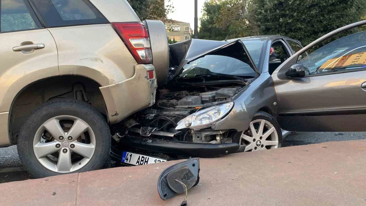 Beşiktaş Barbaros Bulvarı'nda 5 araç çarpıştı: 2 yaralı