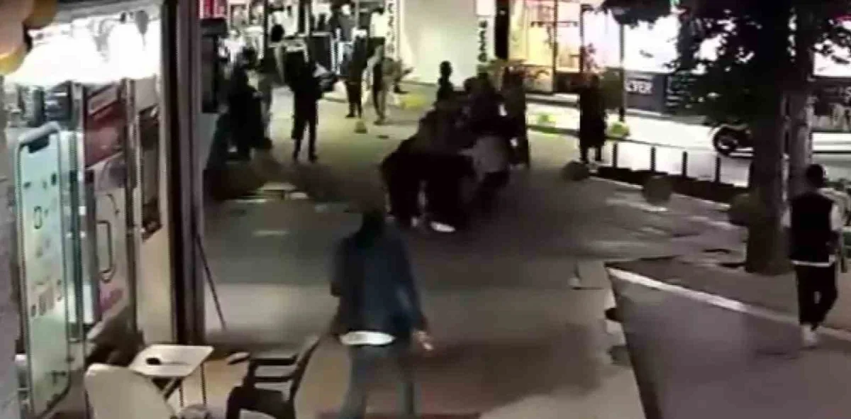 Gölcük'te anne ve kızına cadde ortasında grup saldırısı