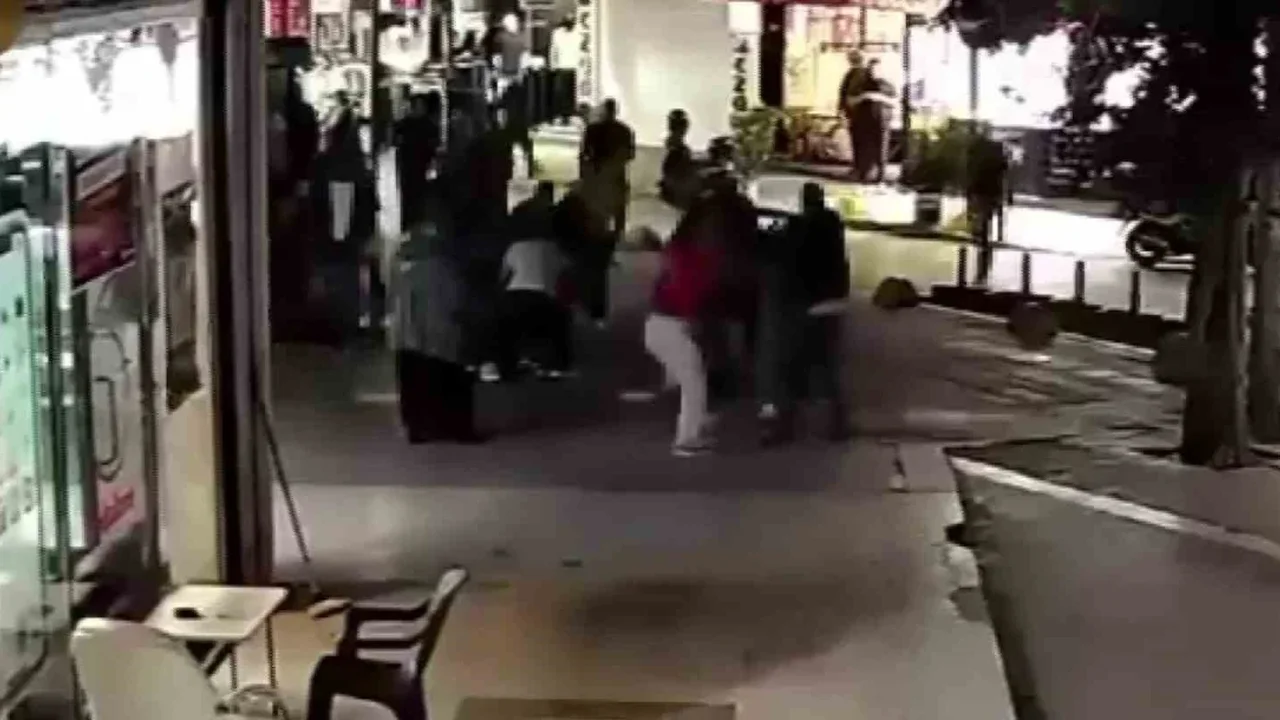 Gölcük'te anne ve kızına cadde ortasında grup saldırısı
