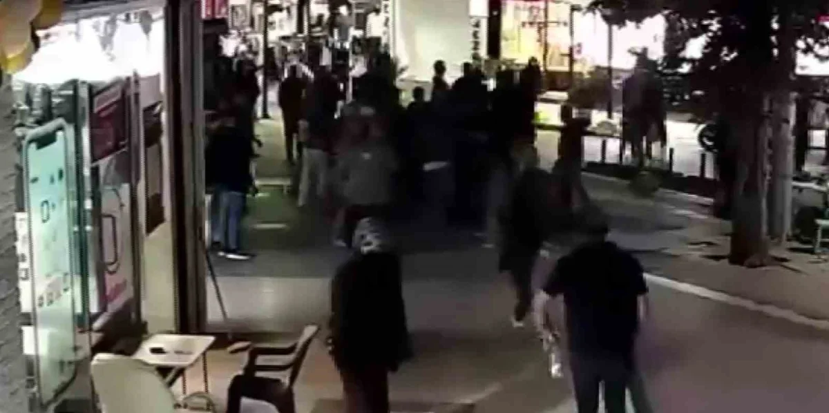 Gölcük'te anne ve kızına cadde ortasında grup saldırısı