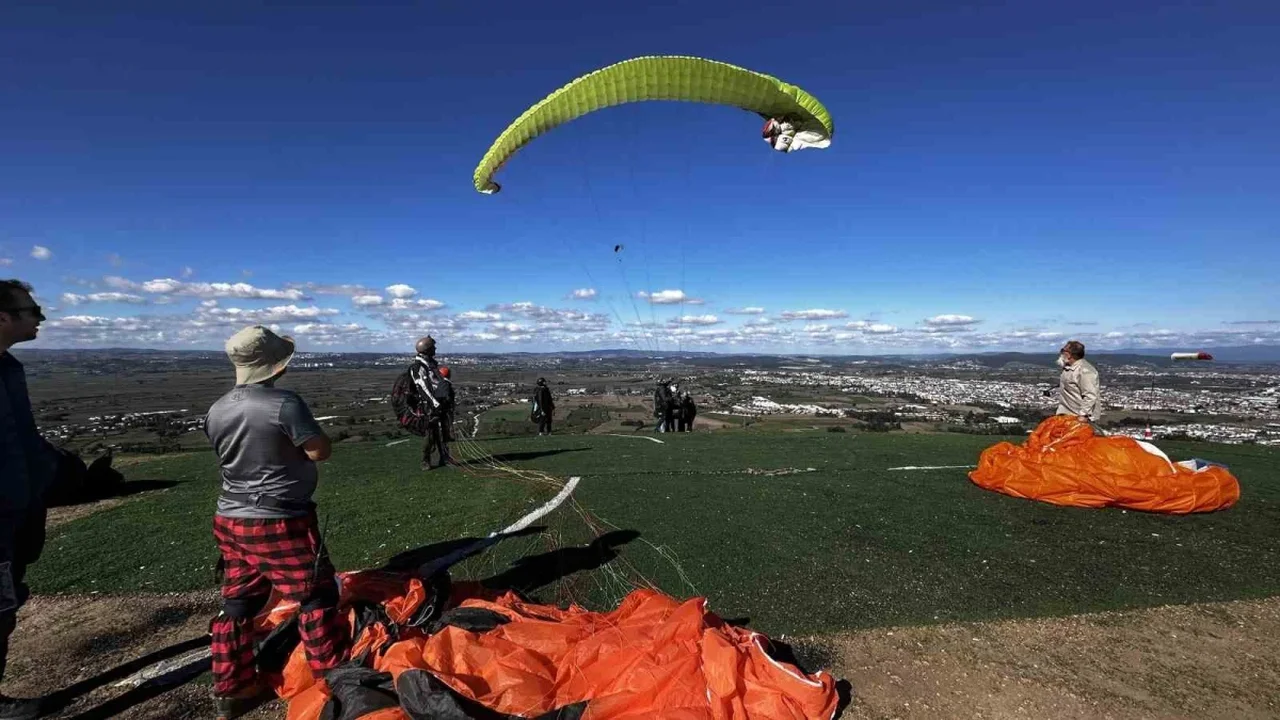 Sakarya Kıran Tepe'de yamaç paraşütü tutkunları uçtu