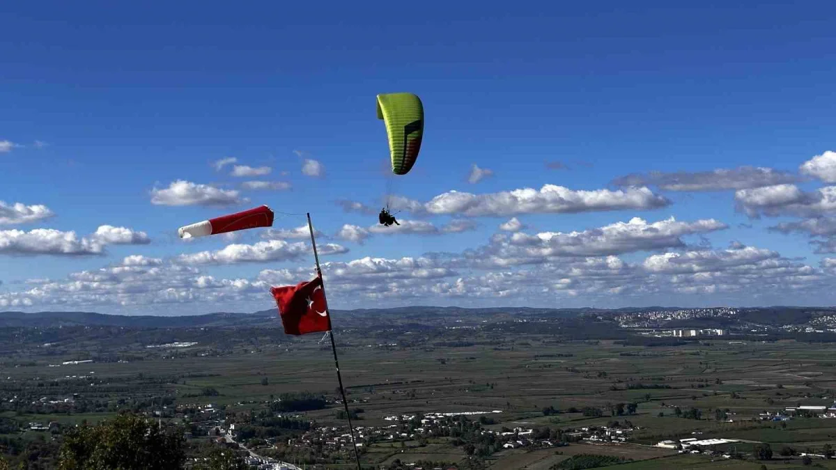 Sakarya Kıran Tepe'de yamaç paraşütü tutkunları uçtu