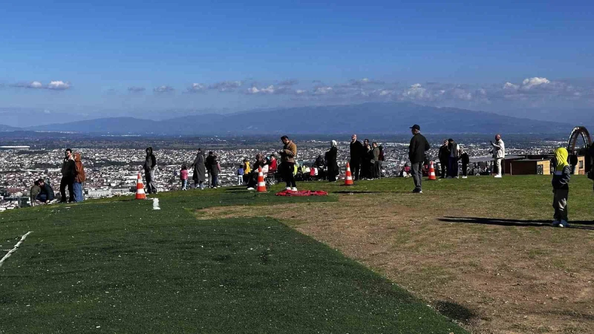 Sakarya Kıran Tepe'de yamaç paraşütü tutkunları uçtu
