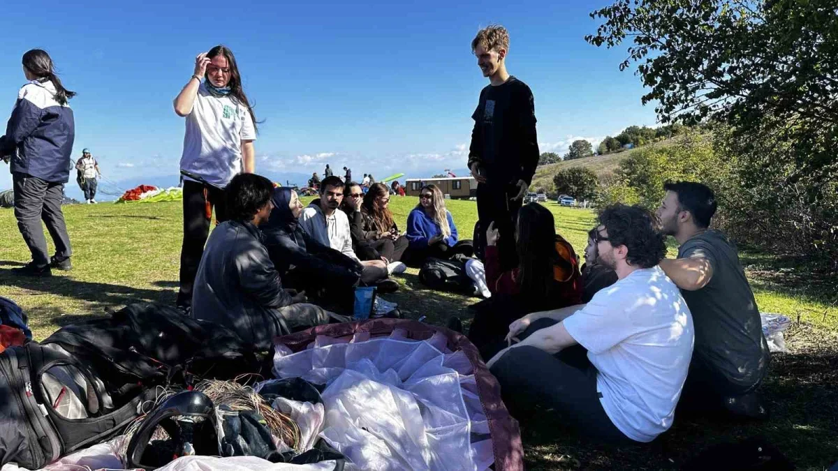 Sakarya Kıran Tepe'de yamaç paraşütü tutkunları uçtu