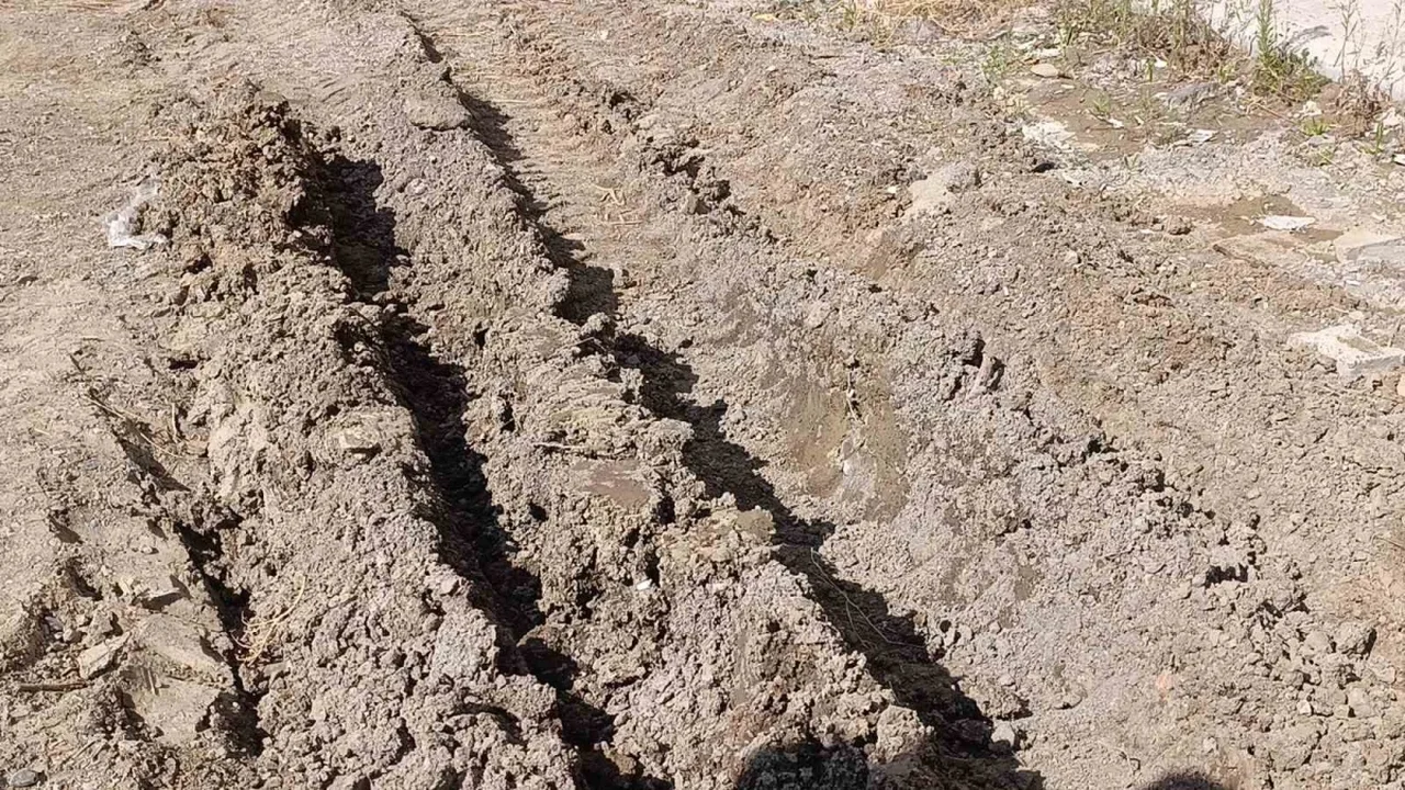 Tekirdağ Altınova'da 3 yıllık yol sorununa pankartlı tepki