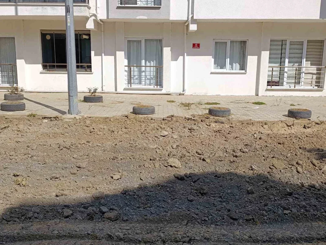 Tekirdağ Altınova'da 3 yıllık yol sorununa pankartlı tepki