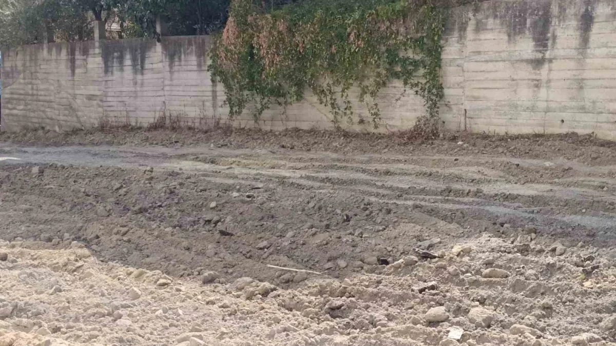 Tekirdağ Altınova'da 3 yıllık yol sorununa pankartlı tepki