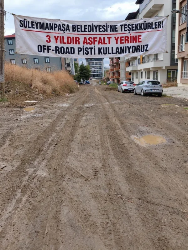 Tekirdağ Altınova'da 3 yıllık yol sorununa pankartlı tepki